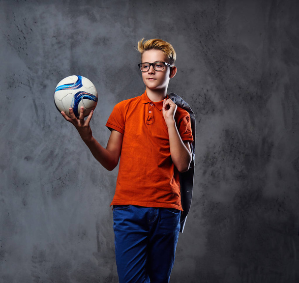 A boy plays with a soccer ball  - Foto, Imagen
