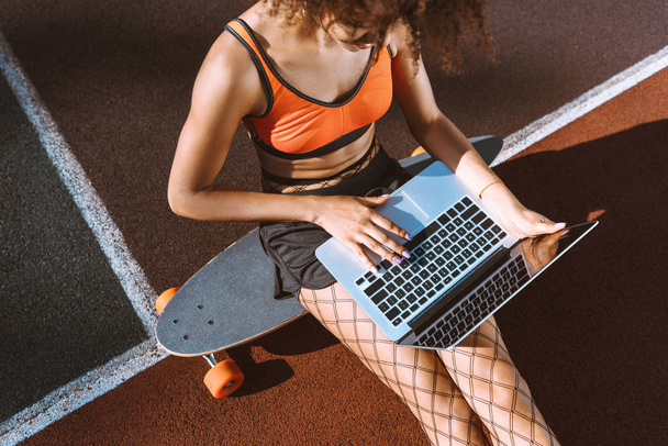 afro-américaine femme sur longboard avec ordinateur portable
 - Photo, image