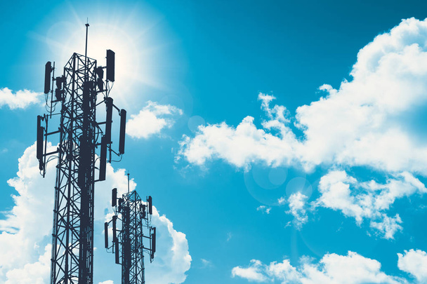 iletişim Kulesi veya 3g 4g ağ telefon cellsite siluet mavi gökyüzü üzerinde  - Fotoğraf, Görsel