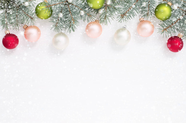 kerstballen, kralen en blauwe spar aan de bovenkant schijnt wh - Foto, afbeelding