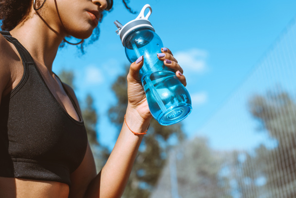 Vízpalackból ivó nő - Fotó, kép