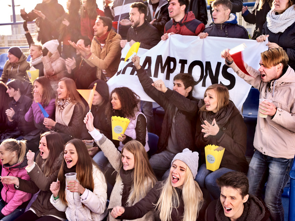 Fans encourageants dans le stade tenant bannière championne
. - Photo, image