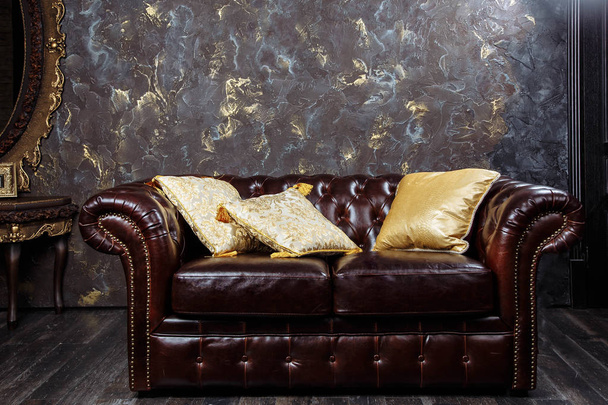 Leather sofa in vintage style luxury interior - Foto, imagen