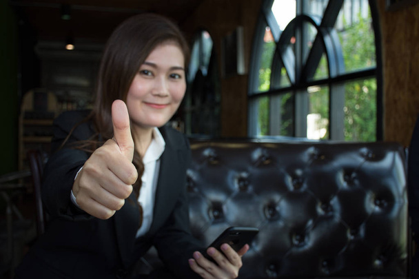 Счастливая деловая женщина, показывающая большие пальцы с финансовыми документами
  - Фото, изображение