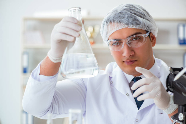 Jeune chercheur scientifique effectuant un test de contamination de l'eau expe - Photo, image