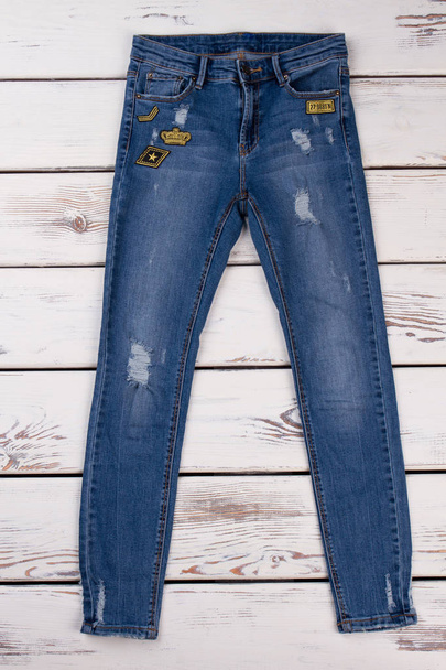 Jeans bleu déchiré avec patchs
 - Photo, image