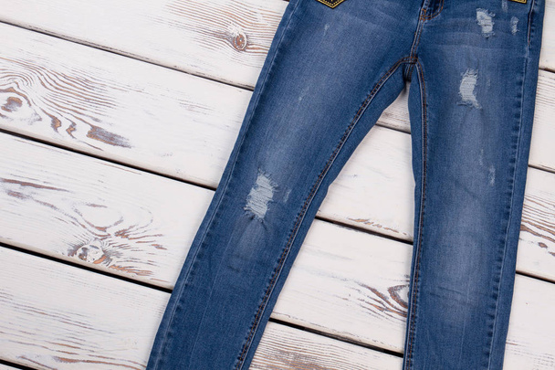 Пара рваних джинсів
 - Фото, зображення