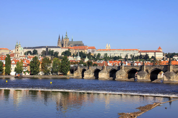 Näkymä Prahan pieneen kaupunkiin, jossa goottilainen linna Vltava-joen yläpuolella, Tsekin tasavalta
 - Valokuva, kuva