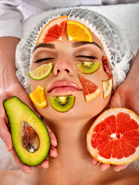La máscara facial de las frutas frescas para la mujer. Chica hermosa cara
. - Foto, imagen