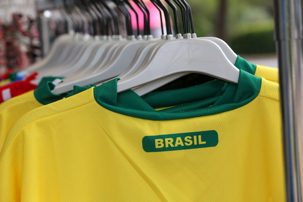 camisetas con el texto BRASIL que significa Brasil para la venta en el
 - Foto, imagen