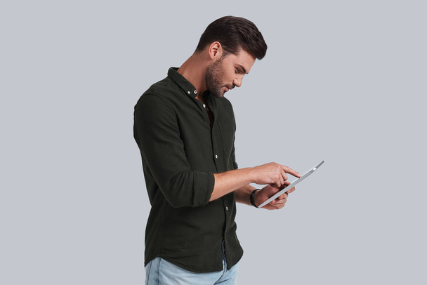 man using digital tablet - Foto, Imagen