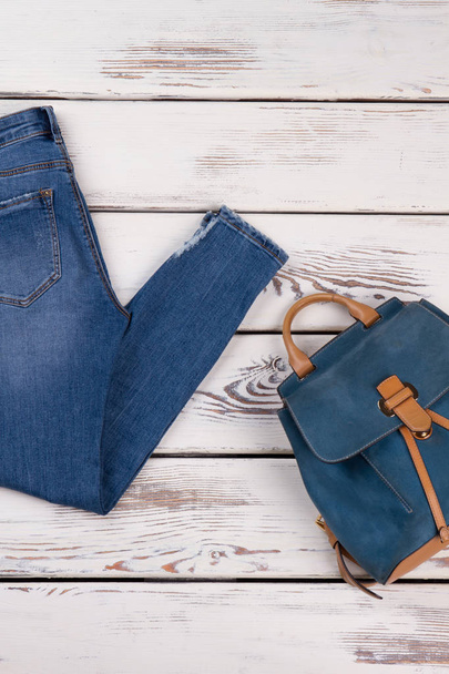 Pantalones vaqueros azules y bolso de cuero
 - Foto, Imagen