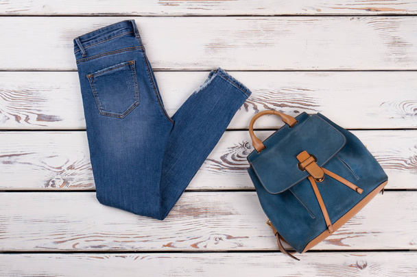 Džínové kalhoty a kožený batoh - Fotografie, Obrázek