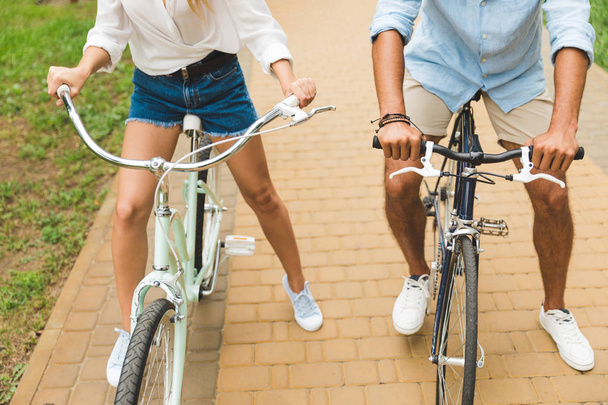 couple avec les mains sur les barres de poignée de vélo
 - Photo, image