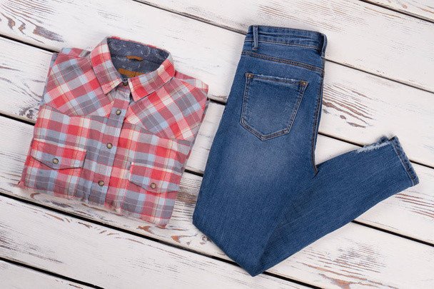 Chemise à carreaux et jeans réguliers
 - Photo, image