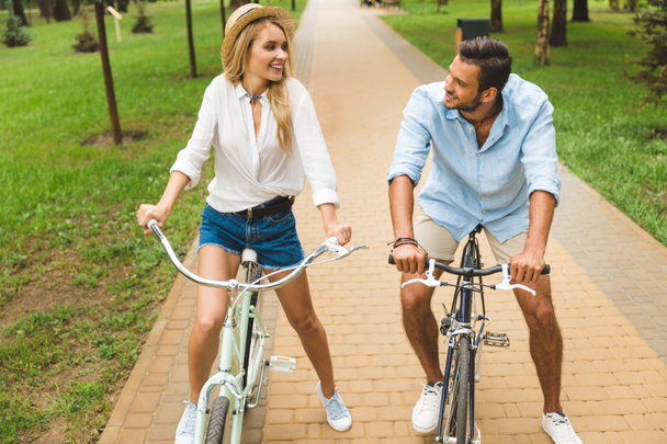 happy couple riding bicycles - Zdjęcie, obraz
