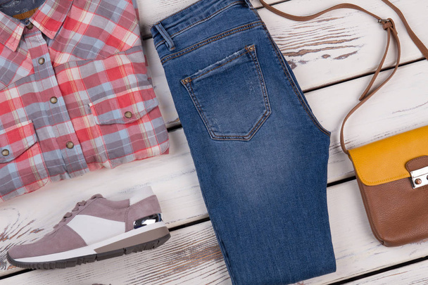 Фланелеві сорочки і джинсові штани
 - Фото, зображення