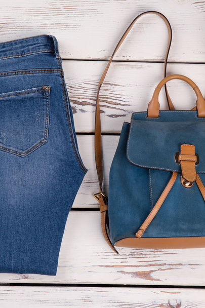Женские джинсы и кожаный рюкзак
 - Фото, изображение