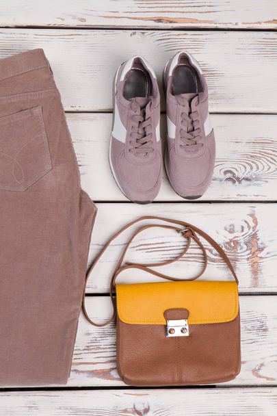 Πάνινα παπούτσια, τσάντα ώμου και παντελόνι - Φωτογραφία, εικόνα
