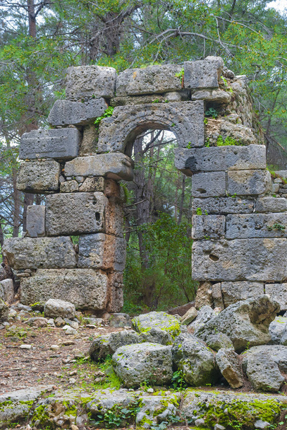 ファセリスの古代リュキアの都市の門の遺跡。いま - 写真・画像