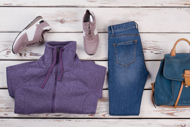 Camisola, tênis, jeans e mochila
 - Foto, Imagem