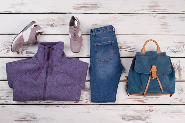 Zapatillas, suéter, jeans y mochila
 - Foto, imagen