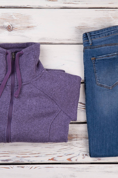 紫色のセーターとジーンズ - 写真・画像
