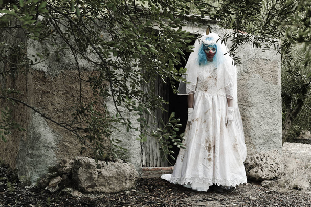 hrůzostrašný zlý klaun v šatech nevěsty - Fotografie, Obrázek