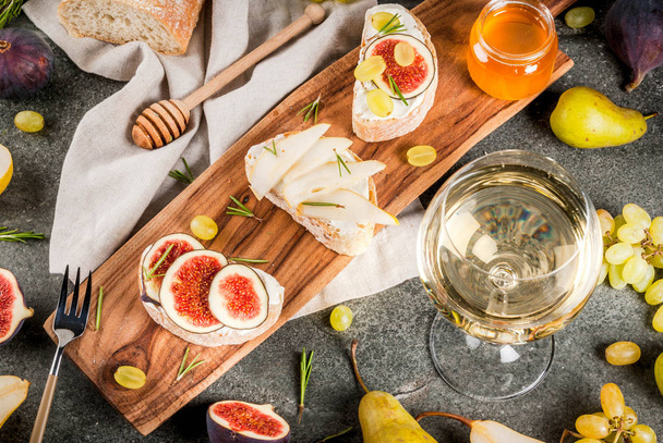 Sandwiches with ricotta or cream cheese, ciabatta, fresh figs, p - Фото, зображення