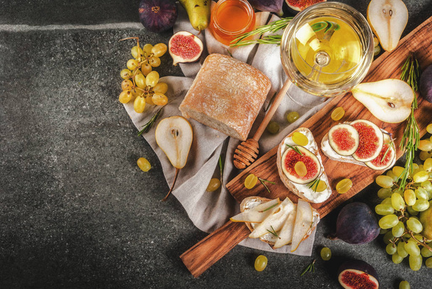 Σάντουιτς με ανθότυρο ή τυρί κρέμα, ciabatta, φρέσκα σύκα, p - Φωτογραφία, εικόνα