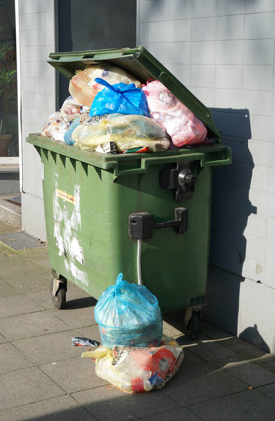 contentor de lixo transbordante
 - Foto, Imagem