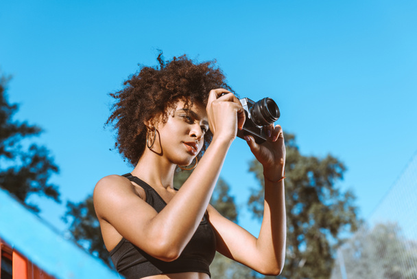 カメラ運動のアフリカ系アメリカ人女性 - 写真・画像