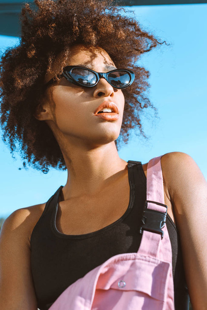 Αφρικανικός-αμερικανική γυναίκα με γυαλιά ηλίου - Φωτογραφία, εικόνα