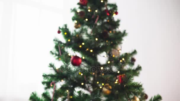 manos tomando cajas de regalo de debajo del árbol de Navidad
 - Metraje, vídeo