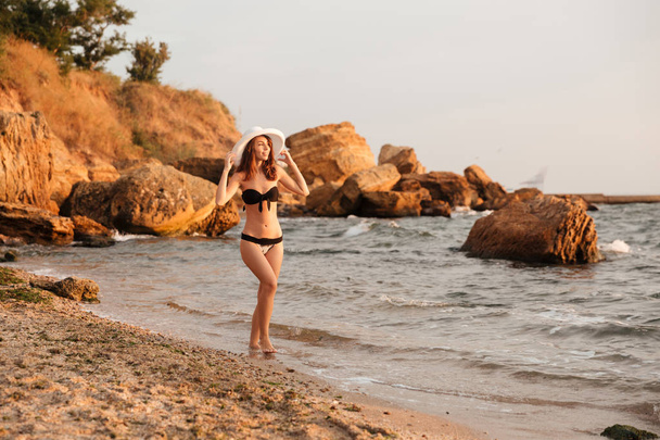 Full length image of Smiling brunette woman in bikini - Fotoğraf, Görsel