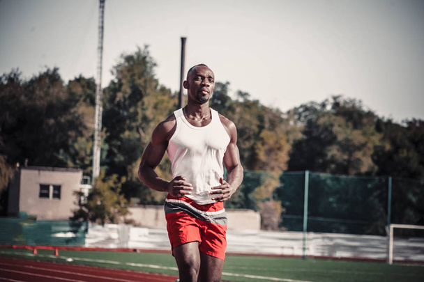 Чорний спортсмен робить легкий біг
 - Фото, зображення