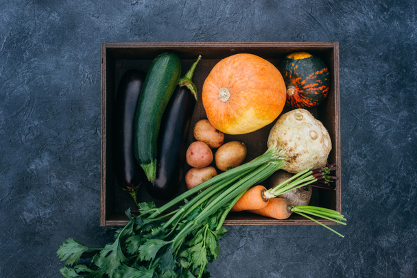 legumes maduros em caixa
 - Foto, Imagem