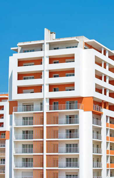 Πορτοκαλί πολυκατοικία στην πόλη του Portimao, Πορτογαλία. - Φωτογραφία, εικόνα