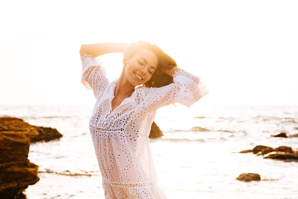 Image of happy woman in light summer dress posing - Foto, Bild