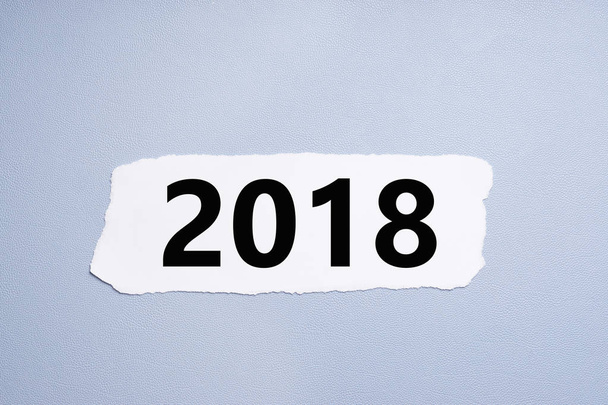2018 год напечатан на разорванном листе бумаги
 - Фото, изображение