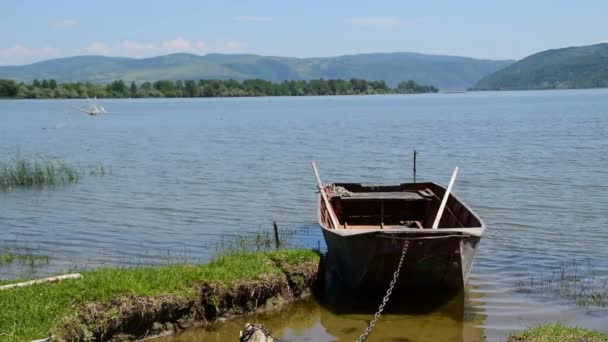 Barco amarrado junto a la orilla y agua dulce y limpia
 - Imágenes, Vídeo