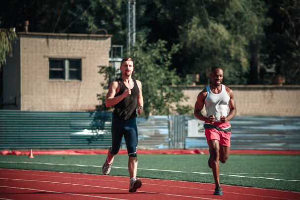 Біг білий і чорний спортсмен
 - Фото, зображення