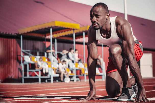 Černý muž běžec s cílevědomé pohled dopředu na začátku - Fotografie, Obrázek