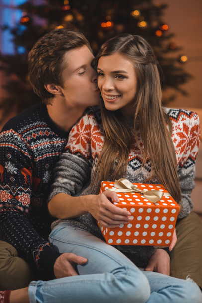 mies suudella tyttöystävä joulun läsnä
 - Valokuva, kuva