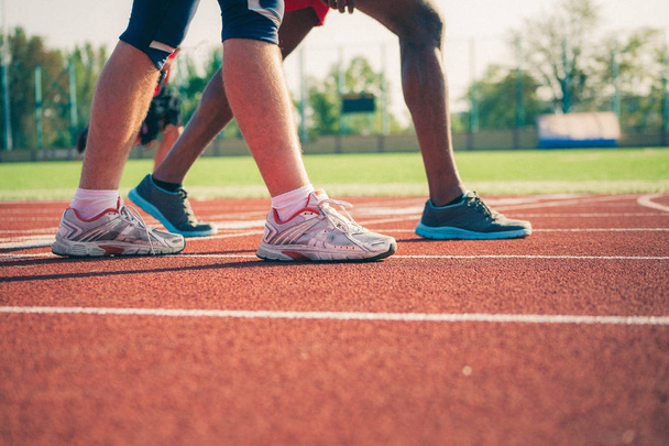 Kahden urheilijan jalat lenkkareissa
 - Valokuva, kuva