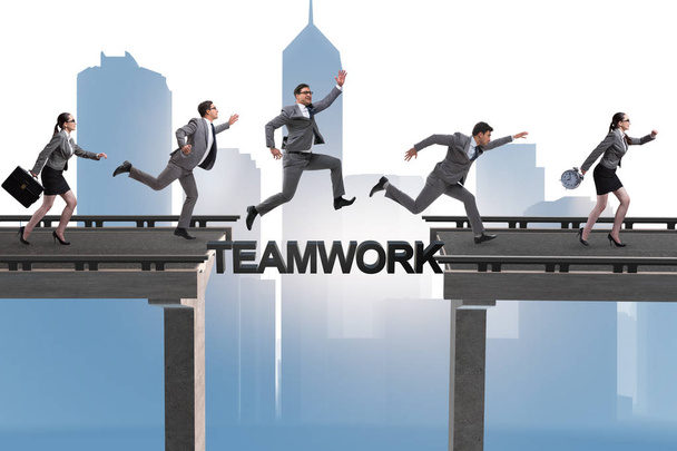 Teamwork concept met zakenmensen die brug oversteken - Foto, afbeelding