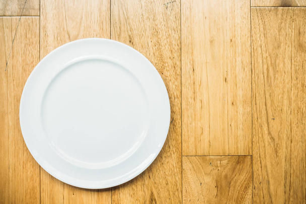 prázdný bílý talíř na dřevěném pozadí - Fotografie, Obrázek