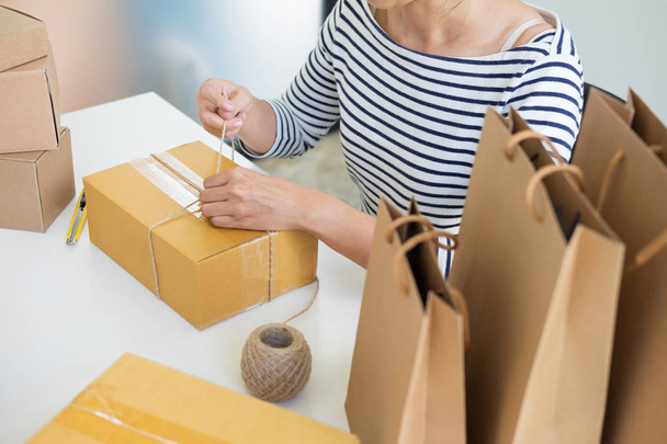 Empresa propietaria mujer trabajo en línea compras preparar producto pac
 - Foto, imagen