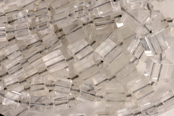 hoop glas snuisterijen te koop bij straatmarkt, Chiavari, Italië - Foto, afbeelding