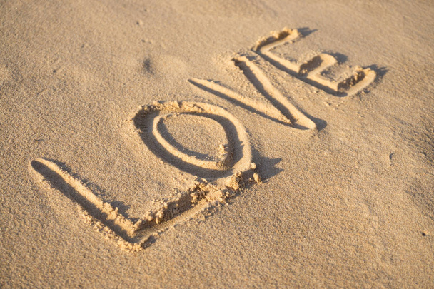 Amor de inscripción en la arena en la playa del Mar Báltico en verano: el verano está casi terminado, esperando el otoño
. - Foto, imagen